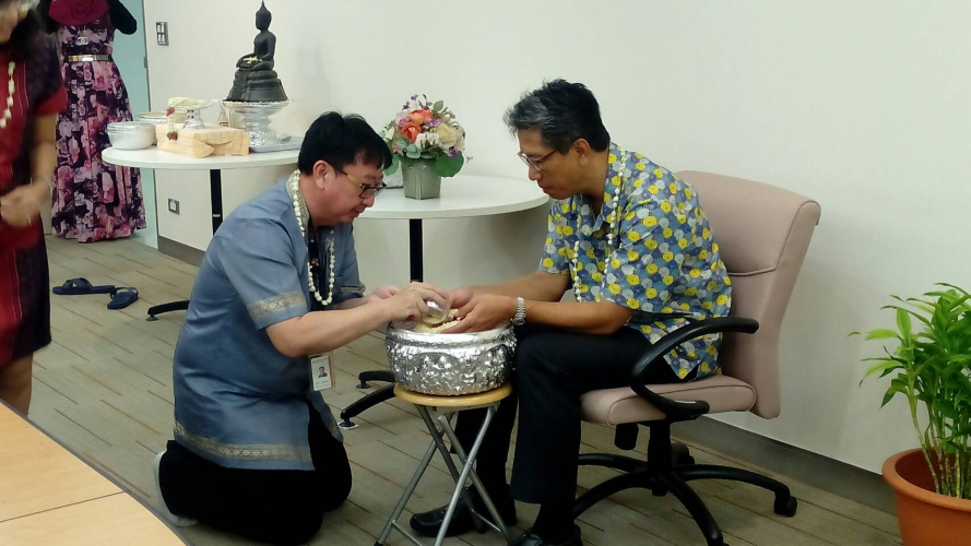 รดน้ำ วันสงกรานต์