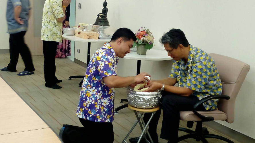 รดน้ำ วันสงกรานต์