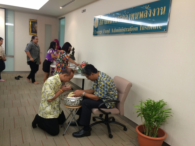 รดน้ำ วันสงกรานต์