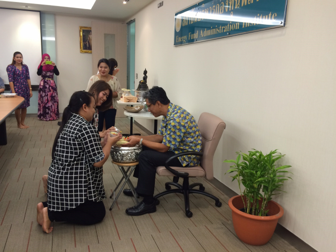 รดน้ำ วันสงกรานต์