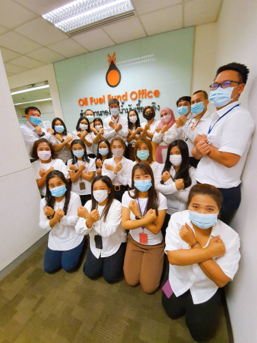 ภาพหมู่แสดงสัญลักษณ์ต่อต้านการทุจริต มือขวาทับซ้าย