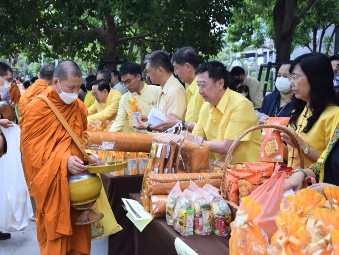 ภาพตักบาตร