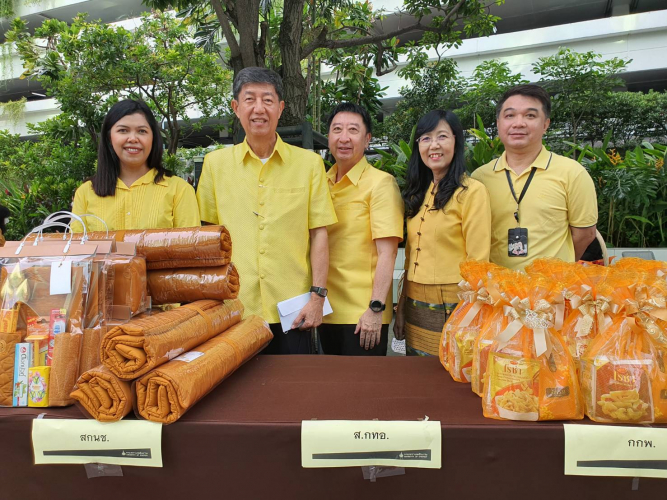 ภาพผู้อำนวยการกับเจ้าหน้าที่