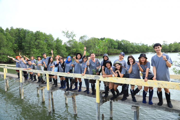 ภาพหมู่ สกนช. บนสะพาน