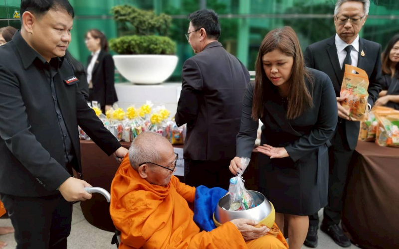 พิธีตักบาตร04